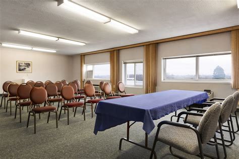 Days Inn by Wyndham Brockville | Brockville, ON Hotels