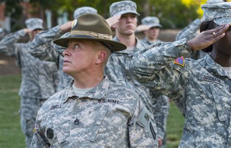 Drill sergeant teaches the salute | Article | The United States Army