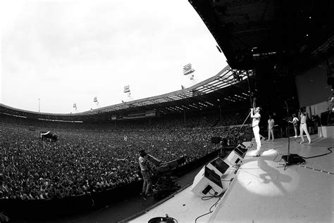 I genuienly love this picture (Live Aid, Wembley, 1985) : r/queen