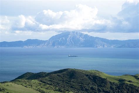 La vue sur le détroit de Gibraltar en Espagne : 30 sites naturels étonnants et méconnus en ...