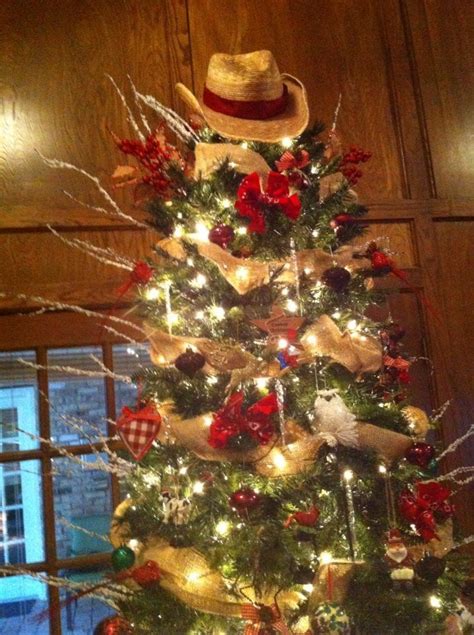 Christmas tree with a cowboy hat | Western christmas tree, Country ...