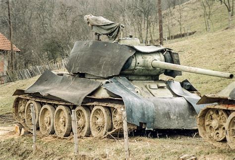 File:Serbisk T-34 85 trekkes tilbake.jpg - Wikimedia Commons