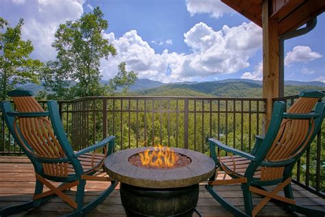 Moonstruck Cabin in Gatlinburg w/ 1 BR (Sleeps2)