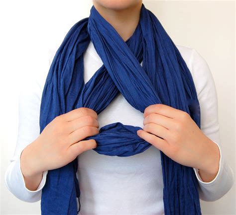 Chic Way To Tie A Scarf | Ways to wear a scarf, Scarf tying, Scarf wearing styles