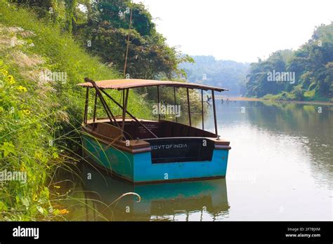 houseboat in river Stock Photo - Alamy