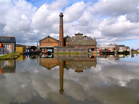 √ Ellesmere Port Canal