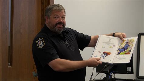 Naperville police officer continues 20-year story time tradition | NCTV17