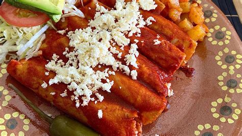 ENCHILADAS ROJAS NORTEÑAS RELLENAS DE QUESO CON PAPITAS Y ZANAHORIA | EN CASA CON IXCHEL - YouTube