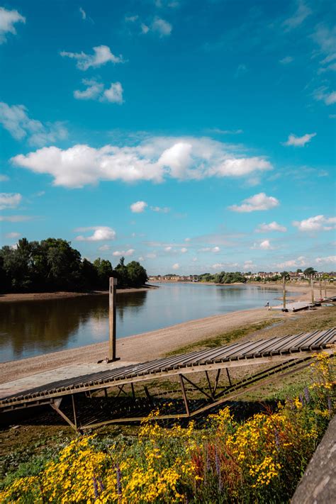 Walking the Thames Path from Hammersmith to Chiswick House