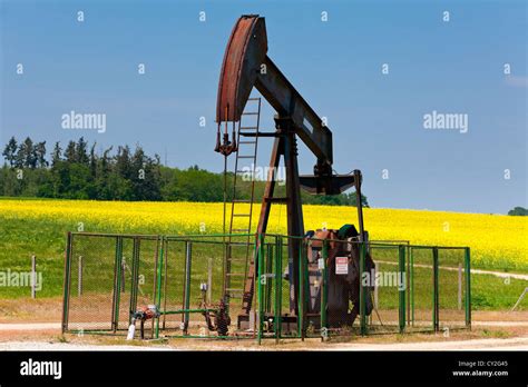 Pumpjack oil field hi-res stock photography and images - Alamy