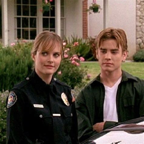 Simon and Roxanne waiting for Kevin on 7th Heaven Season 7 Episode 8 ...