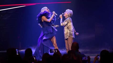 Carrie Underwood brings her mom onstage to sing with her in Las Vegas ...