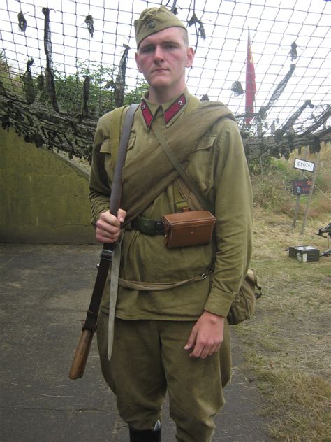 Early Soviet infantryman | Wwii uniforms, Soviet red army, Military uniform