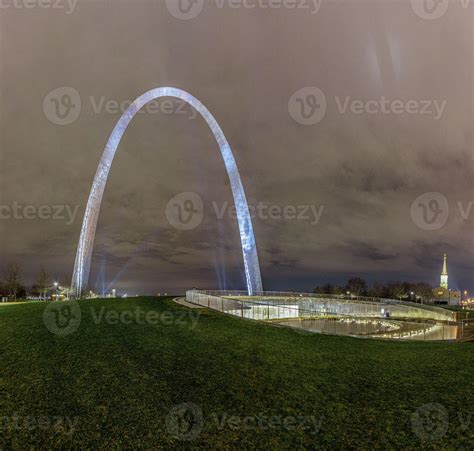 View of the Gateway Arch in St. Louis from Gateway Park at night ...