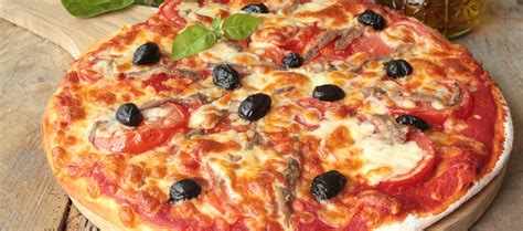 Recette de la Pizza Napolitaine recette italienne Pizza Napolitaine anchois mozarella origan ...