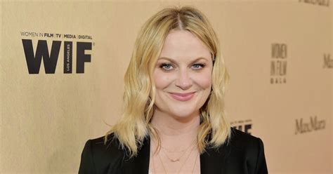 Amy Poehler's Golden Globes 2021 Outfit Is Peak '90s Fashion