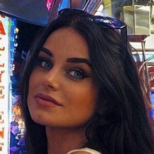 lilas_val - Age, Family, Bio | Famous Birthdays