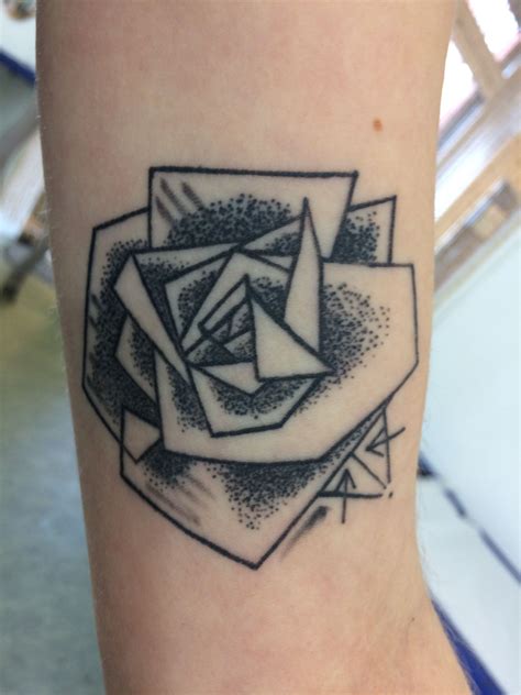 Geometrie Rose Tattoo 👁🗡 Geometric Tattoo, Triangle Tattoo, Rosen ...