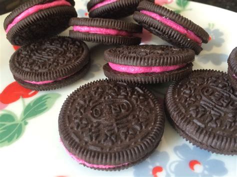 pink oreos - we made these in different colours, we added coloured frosting to the oreos! | Tie ...