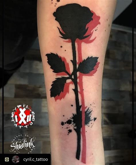 Tattoos are art - just like this stylization of a rose in pure black and red by @cyril.c_tattoo ...