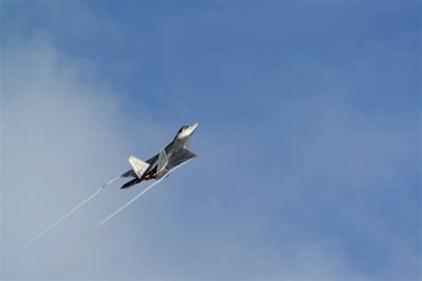F-22 Raptor Climbs The Sky After Takeoff | Aircraft Wallpaper Galleries