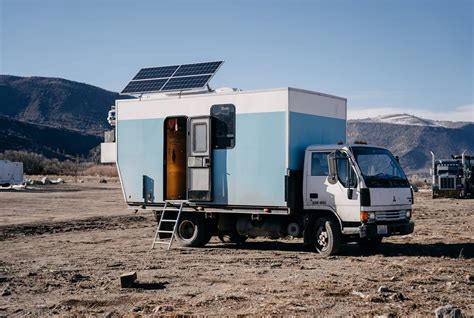 Man Builds Tiny Home With Ingenious Layout on Flatbed Truck - Living in a shoebox