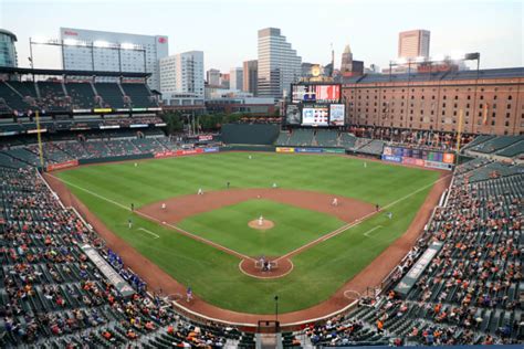 Fan Caught Foul Ball With His Food At Astros-Orioles Game - The Spun