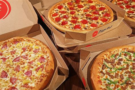 The Different Pizza Hut Pizza Sizes - TheFoodXP