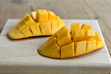 how-to-cut-mangos - West of the Loop