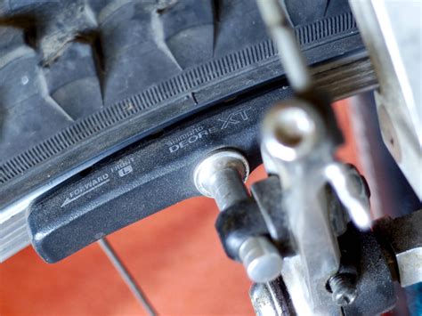 shimano - Orientation of asymmetrical brake pads on front vs. rear ...