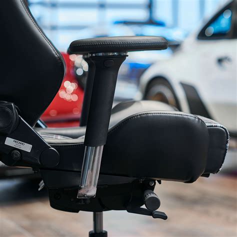 The Recaro Classic LX Star: An Office Chair For Petrolheads