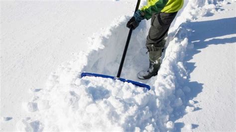 Keep Your Snow Shovel from Sticking the Snow [5 Easy Tricks]