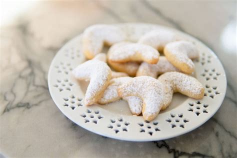 Vanillekipferl (German Vanilla Bean Cookies) - dirndl kitchen