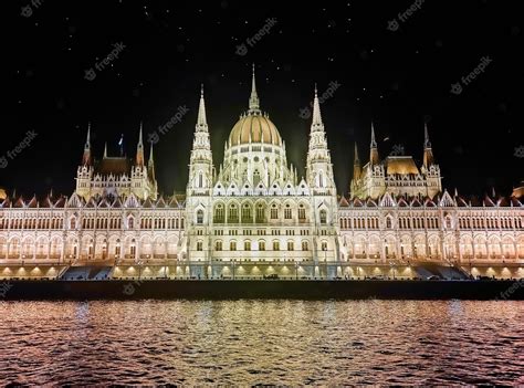 Premium Photo | Hungarian parliament building in the night