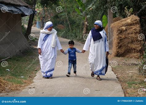 Missionaries of Charity - Mother Teresa Nuns Walk with Child in Chunakhali, India Editorial ...