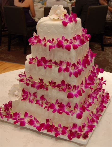 File:Wedding Cake with Pink Flowers.jpg - Wikimedia Commons