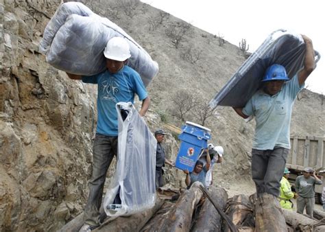 Peru seeks help to free 9 trapped miners