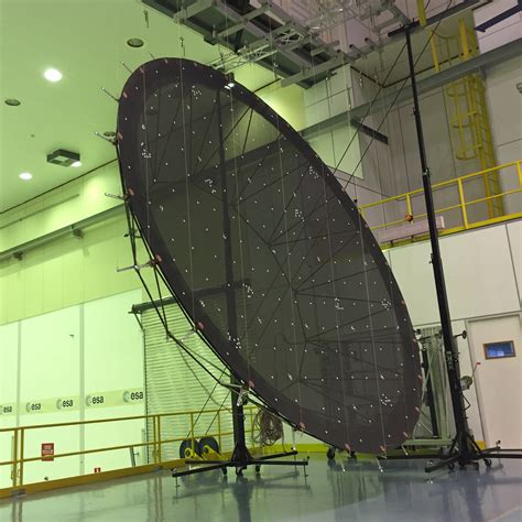 Card-thick space antenna - Large Space Structures GmbH