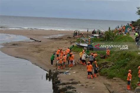 Dinas Lingkungan Hidup aksi bersih Pantai Gunungsitoli - ANTARA News