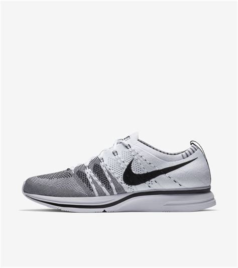 Nike Flyknit Trainer 'White & Black'. Nike SNKRS