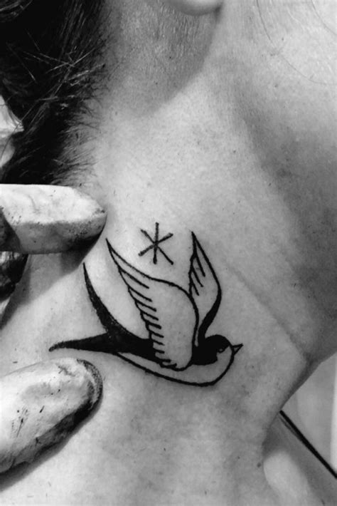 Top 47+ tatuajes en el cuello nombres - Abzlocal.mx