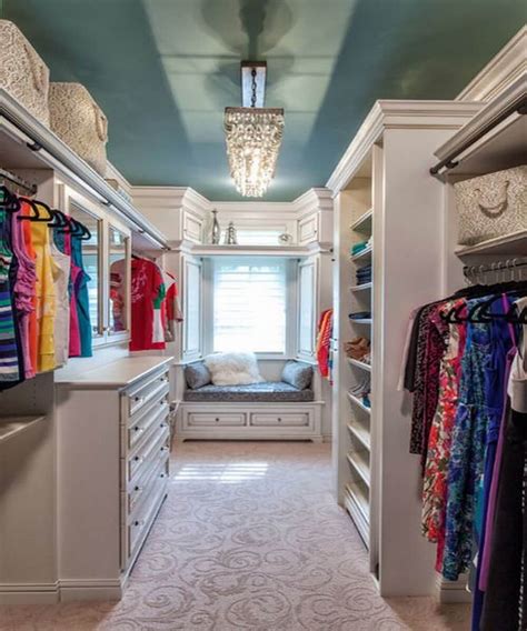 Stylish and Chic Walk-In Closet Interior Design Ideas