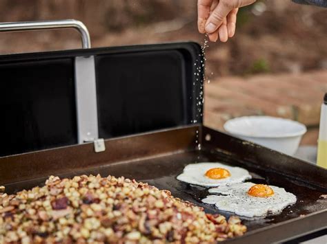 Weber Griddle flat-top grill series offers fast cooking and uniform, edge-to-edge heat » Gadget Flow