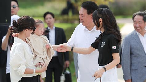 President Yoon Seok-yeol and His Wife Attend Dadungi Family Invitation ...