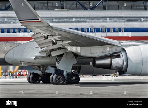 Boeing 757 landing gear Stock Photo, Royalty Free Image: 63077964 - Alamy