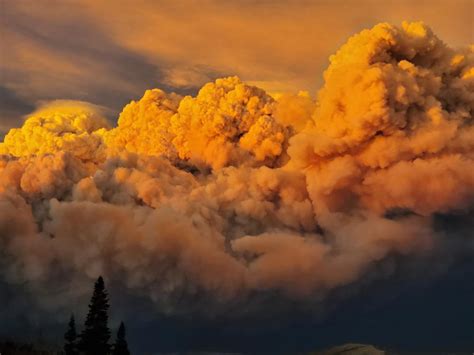 Fire plumes from the back yard : r/Colorado