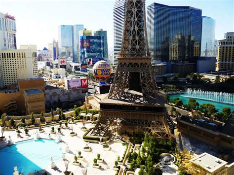 Vegas' Best Themed Hotels - Confused Julia