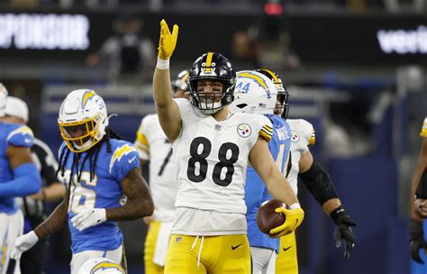 Pat Freiermuth comes up huge for Steelers in huge moment vs. Chargers