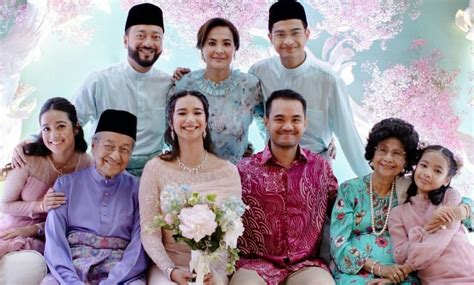 Di Sekitar Majlis Pertunangan Cucu Tun Mahathir, Ally Mukhriz Bersama Pilihan Hati - Page 7 of 9 ...