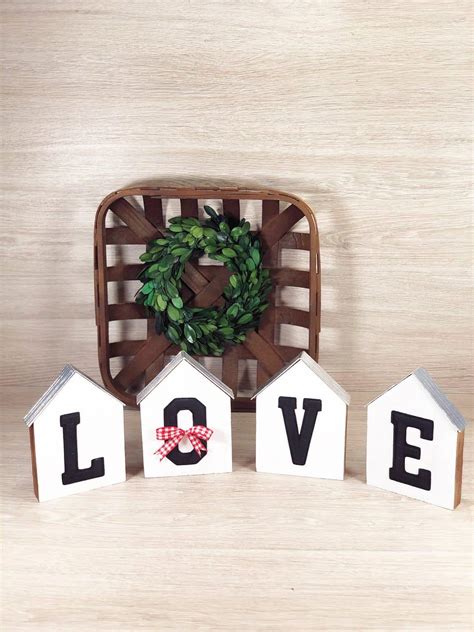 This Adorable Love Sign Is the Most Perfect Valentine Home Decor - HCB